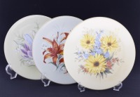 Lote 166 - ESTAÇÕES DO ANO, PRATOS DECORATIVOS EM PORCELANA - Conjunto de 3 pratos com decoração floral por Erwin Dick, 1980, alusivos à Primavera, Verão e Outono, edição limitada, marcados na base. Dim: 19,5 cm