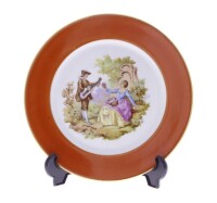 Lote 167 - SPAL, PRATO EM PORCELANA - Decoração policromada com "Cena Galante", aba em tom castanho com frisos dourados, marcado na base. Dim: 20 cm