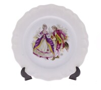 Lote 175 - PORCELAINE DE LIMOGES, PRATO - Decoração policromada com "Cena Galante", marcado na base. Dim: 26 cm