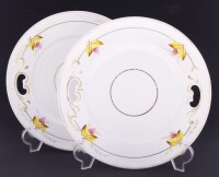 Lote 179 - VISTA ALEGRE, PRATOS EM PORCELANA SÉC. XIX - Par de pratos de bolo com decoração floral policromada e frisos dourados, marcados na base. Dim: 25 cm. Nota: sinais de uso