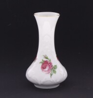 Lote 180 - BAVARIA, JARRA EM PORCELANA - Made in Germany, decoração floral em tom rosa e verde com friso dourado, marcada na base. Dim: 16 cm (altura)