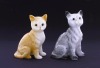 Lote 192 - GATOS DECORATIVOS EM PORCELANA - Conjunto de 2 gatos, decoração relevada em tom castanho e cinzento, Made in Taiwan. Dim: 12 cm