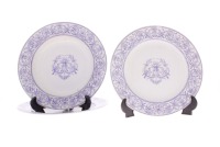 Lote 196 - F&C CELINNA, PRATOS EM FAIANÇA - Conjunto de par de pratos de sopa e prato raso em faiança, decoração vegetalista com pássaros a azul, marcados na base. Dim: 24 cm. Nota: sinais de uso