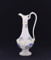 Lote 204 - CERÂMICA IBIS AVEIRO, JARRO EM PORCELANA - Decoração floral policromada com frisos dourados, marcado na base. Dim: 24 cm (altura)