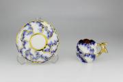 Lote 17 - Chávena miniatura com pires em porcelana, decoração azul com dourados, marcas na base, para coleccionadores