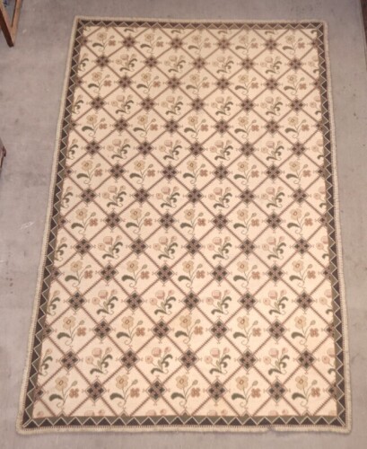 Lote 5 - TAPETE DE ARRAIOLOS (6m2) - Em fio de lã com decoração floral policromada em campo bege e orla verde. Dim: 300x200 cm