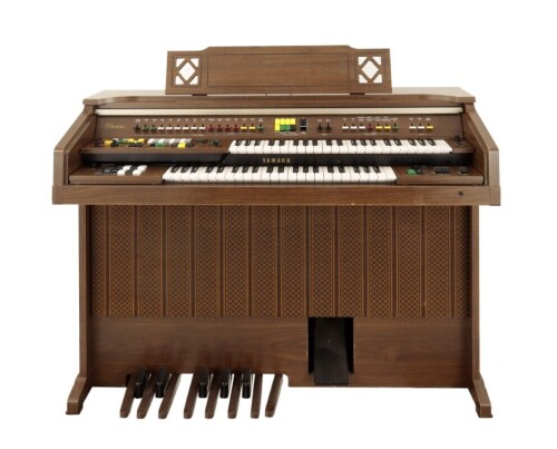 Lote 9 - YAMAHA, ÓRGÃO ELECTRÓNICO - Modelo Electone C-35N, móvel folheado a laminado castanho com porta de persiana, teclado duplo, com suporte de pautas e pedais. Dim: 97x114x58 cm. Nota: sinais de uso, funciona