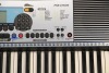 Lote 17 - YAMAHA, TECLADO ELECTRÓNICO - Modelo PSR-225GM. Sintetizador de teclado portátil lançado pela Yamaha no início dos anos 1990. Sintetizador idêntico à venda por € 179. É um teclado de 61 teclas com um mecanismo de som GM integrado, permitindo que - 3