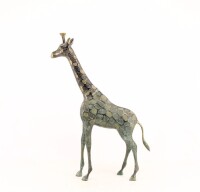 Lote 32 - GIRAFA EM BRONZE - Escultura com decoração relevada, representando "Girafa". Dim: 56 cm (altura)