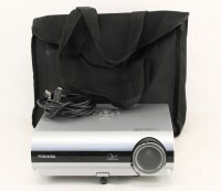 Lote 55 - TOSHIBA, DLP PROJECTOR - Modelo TDP-S25, com prateada, com cabos de ligação. Dim: 10x28x24 cm. Nota: sinais de uso, liga, com manual de instruções e estojo