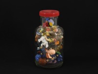 Lote 136 - BONECOS DIVERSOS - Conjunto de 34 bonecos de series com "Os Simpsons", "Asterix" e "Capitão América" entre outros. Dim: 9 cm (maiores). Nota: apresentados em frasco de vidro