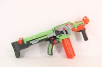 Lote 143 - HASBRO NERF VORTEX NITRON - Corpo em plástico com carregador de discos de espuma. Apresenta 1 disco no carregador. Dim: 66 cm. Nota: sinais de uso. Funcionamento a pilhas. Não testada