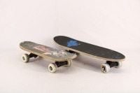 Lote 157 - PRANCHAS DE SKATE - Conjunto de 2 prancha de criança sendo 1 com decoração do Rato Mickey e a outra dos Deeply Smurkles. Dim: 43 e 54 cm respectivamente. Nota: sinais de uso