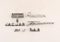 Lote 167 - AUTOMOBILIA - Conjunto de emblemas de automóveis em metal cromado seno 1 da Jaguar, 1 da Taunus, 1 da Austin, 1 "MK II", 1 "3.4 S" e 1 "Livre" de táxi. Dim: 18 cm (maior)