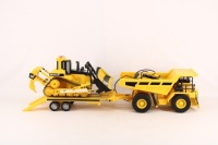 Lote 169 - CATERPILLAR, CAMIÃO BASCULANTE E ATRELADO COM ESCAVADORA - Modelo em plástico amarelo com funcionamento a pilhas e comando com cabo. Dim: 25x82x87 cm (total do conjunto). Nota: sem pilhas, não testado. Escavadora com defeito no tirante da pá fr