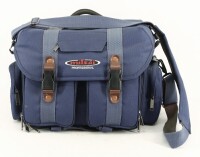 Lote 185 - MITSAI PROFESSIONAL, ESTOJO - Modelo em tela azul, acolcolchoado com diversos compartimentos, pega e alça de transporte. Dim: 25x40x25 cm. Nota: sinais de uso