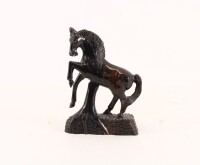 Lote 186 - CAVALO - Escultura em madeira entalhada. Dim: 21 cm