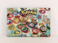 Lote 266 - PANINI, COLECÇÃO POKÉMON - Estojo com 90 peças "Pokémon Kraks", 2005. Com arquivador cartonado. Dim: 32x48 cm. Nota: sinais de uso, incompleto