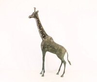 Lote 306 - GIRAFA EM BRONZE - Escultura com decoração relevada, representando "Girafa". Dim: 67 cm (altura)