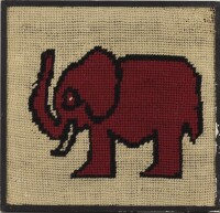 Lote 309 - ELEFANTE - Quadro decorativo bordado a fio de lã vermelha e bege. Dim: mancha 29x30 cm. Dim: moldura 30x32 cm