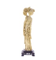 Lote 313 - FIGURA FEMININA ORIENTAL - Escultura em resina de tom bege, decoração relevada, motivo "Figura Feminina", assente em base relevada. Dim: 47 cm. Nota: sinais de uso, base com colagem