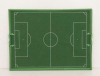 Lote 328 - CAMPO - Campo de futebol, em tecido verde, assente em contraplacado de madeira Dim.: 95x75 cm. Nota: com sinais de uso e armazenamento