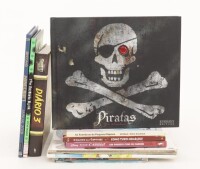 Lote 329 - LIVROS INFANTIS DIVERSOS - Conjunto de 9 livros de diversas temáticas, autores e títulos, entre os quais "Piratas" por John Matthews, "O Bando das Cavernas" por Nuno Caravela, "Alto, Largo, Grande e... (animais Gigantes desdobráveis)", entre ou