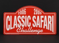 Lote 331 - PLACA DE RALLY - Em folha de metal alusiva ao Classic Safari Challenge de 2006. Dim: 22x40 cm