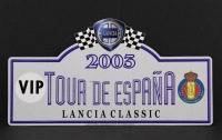 Lote 348 - PLACA DE RALLY - Em folha de metal alusiva ao Lancia Classic Tour de España de 2003. Dim: 20x37,5 cm