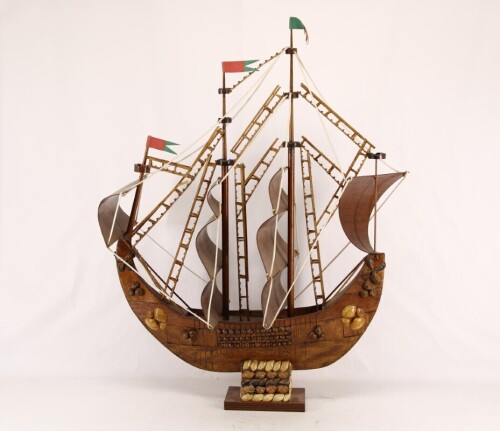 Lote 9 - MODELO DE CARAVELA - Em madeira com aplicações em conchas e búzios e a inscrição "Regáta Expo 98 Portugal" numa vela. Dim: 85x63x28 cm