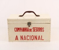 Lote 36 - COMPANHIA DE SEGUROS A NACIONAL, CAIXA - Em madeira de pinho pintada de branco com inscrições a encarnado. Pega em baquelite e fecho em metal. Interior com suportes para frascos. Dim: 20x35x18 cm