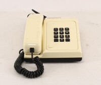 Lote 39 - AEP, TELEFONE VINTAGE - Modelo de teclas em plástico branco com teclado preto. Dim: 9x17x22 cm. Nota: sinais de uso