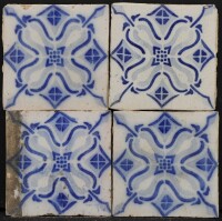 Lote 48 - AZULEJOS ANTIGOS - 6 azulejos de padrão com decoração em tons de azul. Dim: 13x13 cm. Nota: algumas falhas