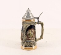 Lote 56 - CANECA DE CERVEJA - Em cerâmica alemã com decoração relevada e policromada. Tampa em metal. Dim: 22 cm