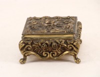 Lote 85 - GUARDA JÓIAS - Caixa em bronze dourado com decoração relevada e interior forrado em veludo bordeaux. Dim: 6x11x11 cm