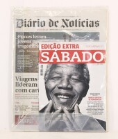 Lote 90 - PUBLICAÇÕES SOBRE NELSON MANDELA - Conjunto de revista Sábado e 2 números do Jornal Diário de Notícias de Dezembro de 2013 alusivos à morte de Nelson Mandela. Dim: 37x29 cm (jornais) e 27,5x20,5 cm (revista)