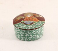 Lote 97 - CAIXA EM PORCELANA ORIENTAL - Caixa com tampa de formato circular. Decoração a verde e tampa com decoração policromada de figura. Dim: 4,5x8 cm. Nota: marcada na base