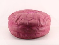 Lote 105 - PUFF - Em pele sintética cor de rosa com decoração bordada a fio rosa. Dim: 28x55 cm. Nota: sinais de uso