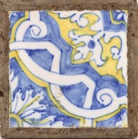 Lote 147 - AZULEJO ANTIGO - Decoração a azul e amarelo com moldura de cortiça. Dim: 16x16 cm (total)