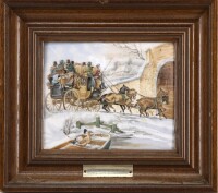 Lote 148 - QUADRO DECORATIVO - Placa em porcelana policromada representando carro de cavalos e figuras em paisagem de Inverno. Dim: 12x13,5 cm (moldura com 20,5x22,5 cm