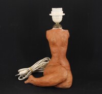 Lote 153 - LENA - Original - Escultura em barro adaptada a candeeiro, assinada e datada de 95, motivo Torso Feminino". Dim: 28 cm