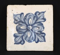 Lote 161 - AZULEJO ANTIGO - Decoração floral a azul. Dim: 13x13 cm. Nota: algumas falhas