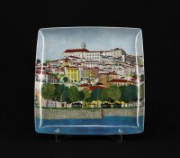 Lote 174 - VISTA ALEGRE, PRATO MARCADOR EM PORCELANA - Decoração policromada "Alma de Coimbra" de Beatriz Lamanna. Dim: 31x31 cm. Nota: marcado na base