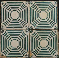 Lote 175 - AZULEJOS ANTIGOS - 4 azulejos de padrão com decoração a verde. Dim: 14,5x14,5 cm. Nota: algumas falhas