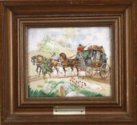 Lote 176 - QUADRO DECORATIVO - Placa em porcelana policromada representando carro de cavalos e figuras em paisagem outonal. Dim: 12x13,5 cm (moldura com 20,5x22,5 cm