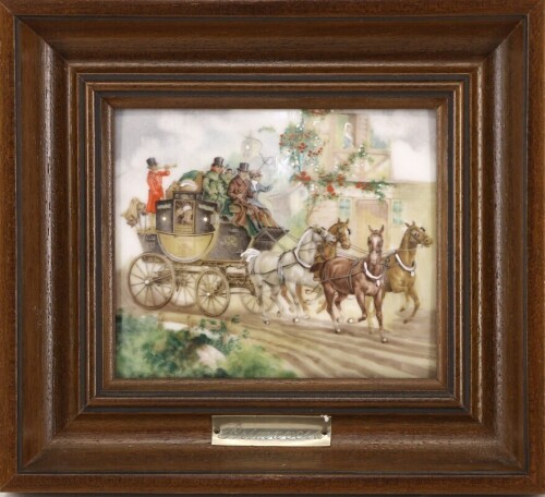 Lote 190 - QUADRO DECORATIVO - Placa em porcelana policromada representando carro de cavalos e figuras em paisagem primaveril Dim: 12x13,5 cm (moldura com 20,5x22,5 cm