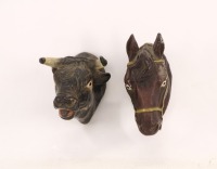 Lote 193 - CABEÇAS DE CAVALO E DE TOURO - Conjunto de 2 cabeças em cerâmica com decorações naturalistas policromadas. Dim: 10x5x6 cm e 8x7x8 cm respectivamente