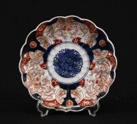 Lote 208 - PRATO EM PORCELANA DO JAPÃO - Decoração a azul e tijolo. Reverso com reserva azuis. Dim: 21,5 cm. Nota: falha no bordo