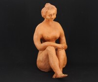 Lote 209 - LENA - Original - Escultura em barro, assinada e datada de 96, motivo "Figura Feminina". Dim: 26 cm