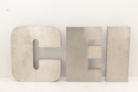 Lote 237 - LETRAS DE GRANDES DIMENSÕES EM INOX - Conjunto de 3 letras, composto por "C", "E", "I". Dim: 81x72x12 cm (maior). Nota: sinais de uso